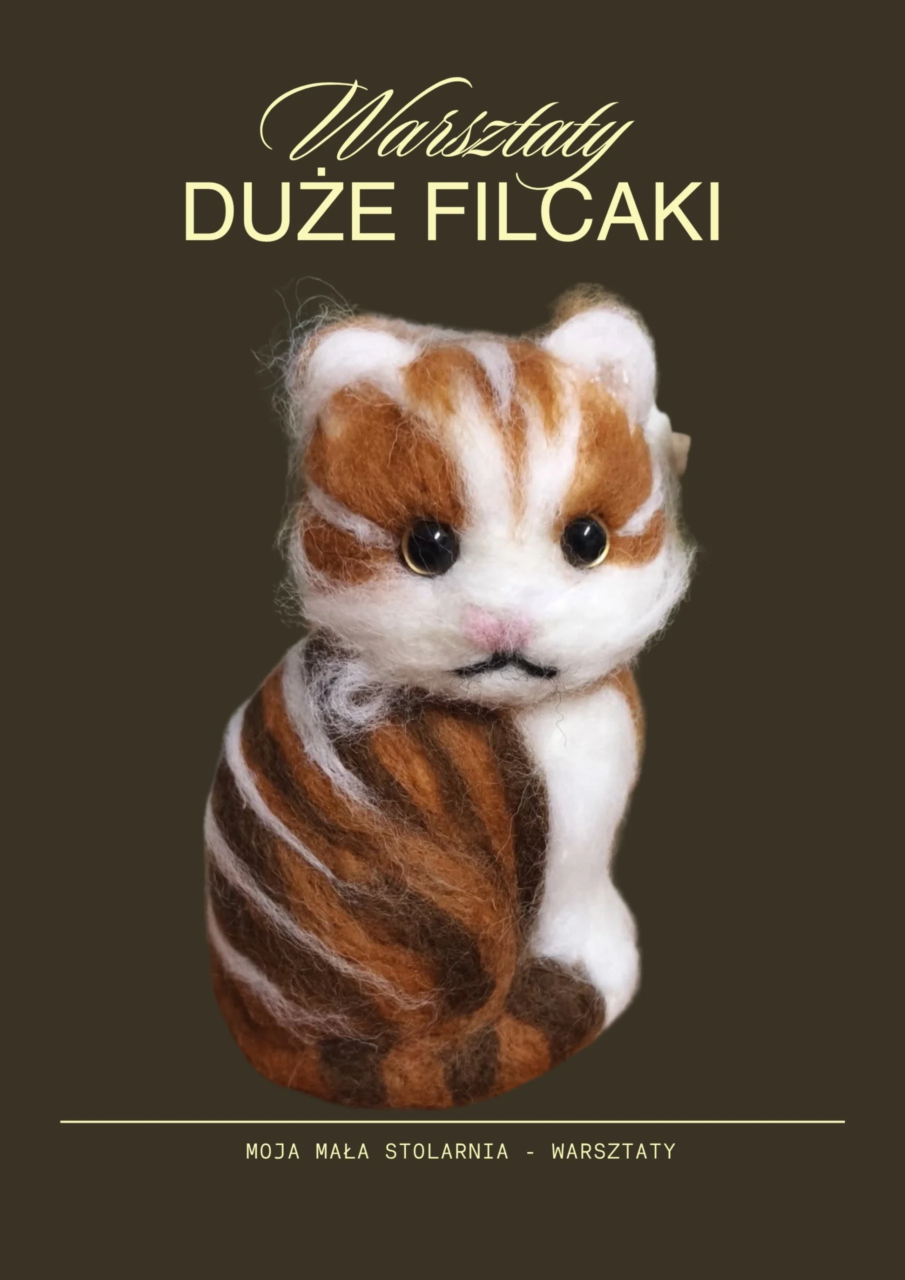 kobieta filcuje kota z wełny czesankowej