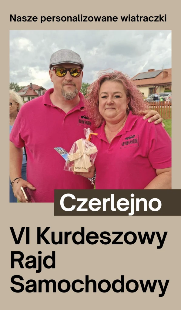 Kurdeszowy Rajd Samochodowy przez Wielkopolskę - para trzyma wygrany wiatrak z drewna z personalizowanym grawerem "Czerlejno 13.06.2026"