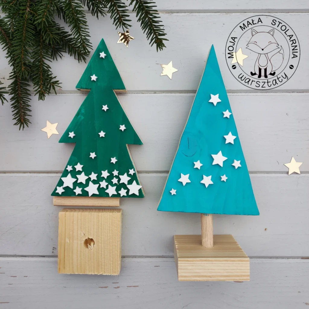 drewniane choinki malowane na ludowe, tradycyjne kolory, wykonane podczas warsztatów stolarskich w Poznaniu