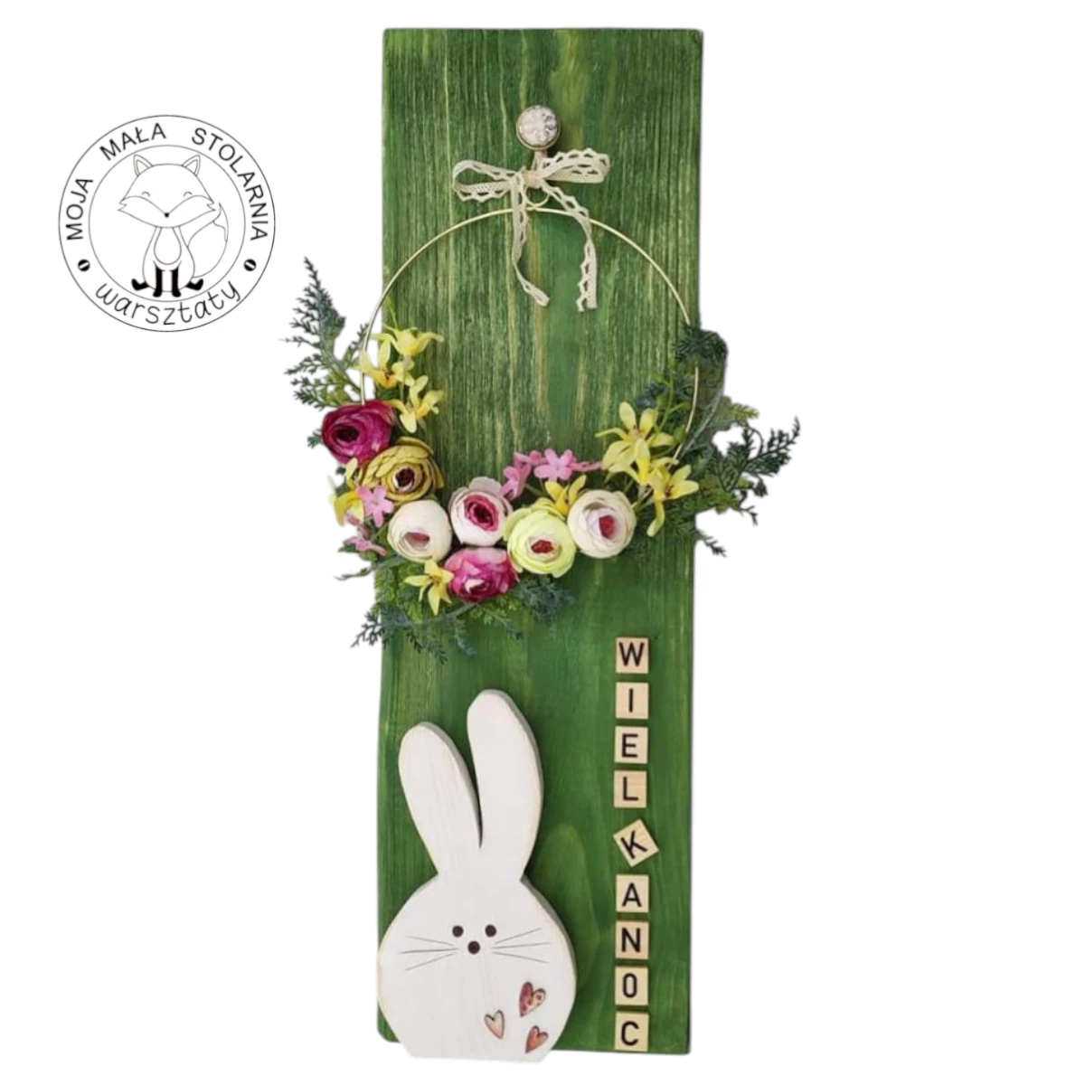dekoracja na postarzanej desce biały króliczek i wianek z kwiatami na złotej obręczy glamour i z napisem wielkanoc