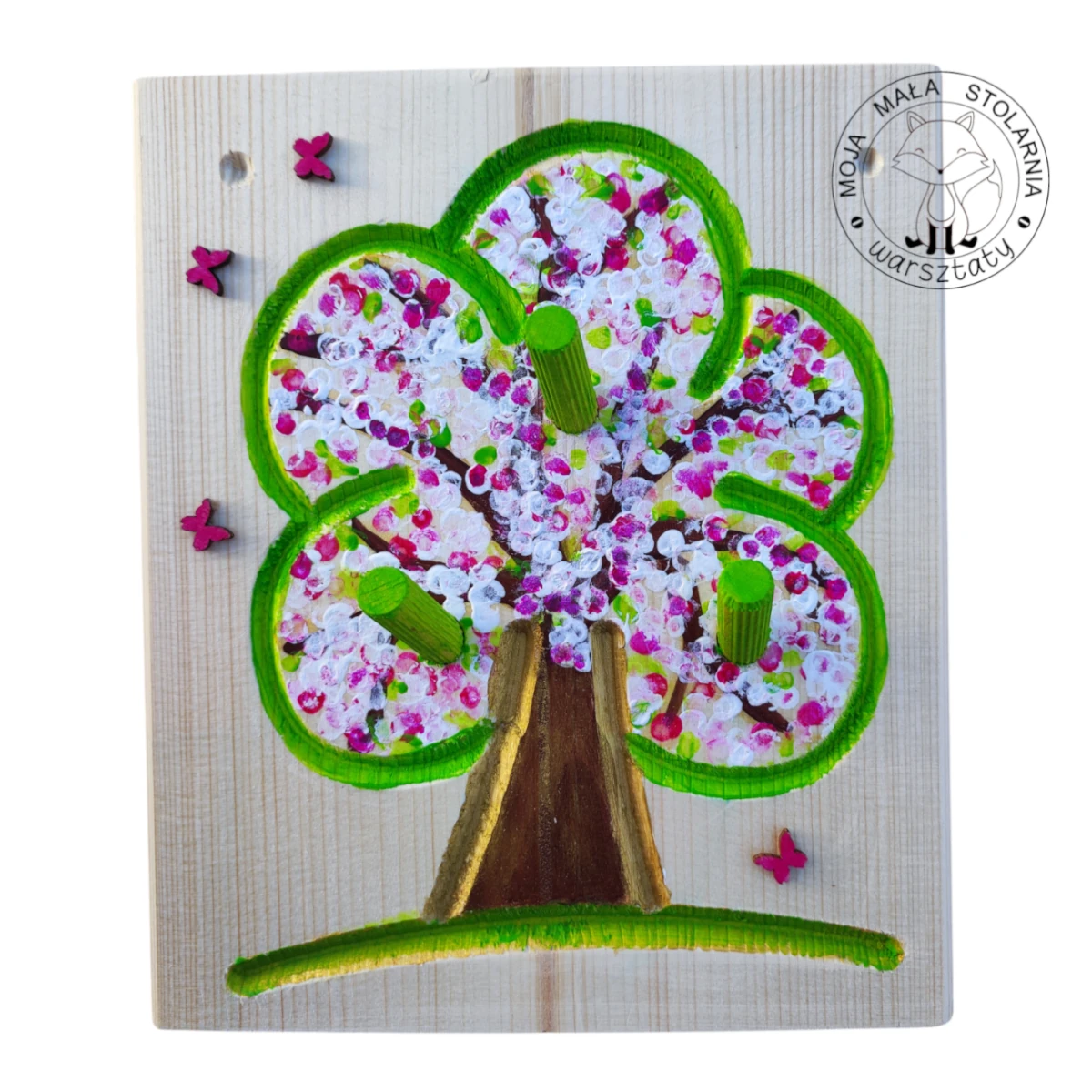 Przedszkolaki wykonują drewniany wieszak na klucze w kształcie drzewka