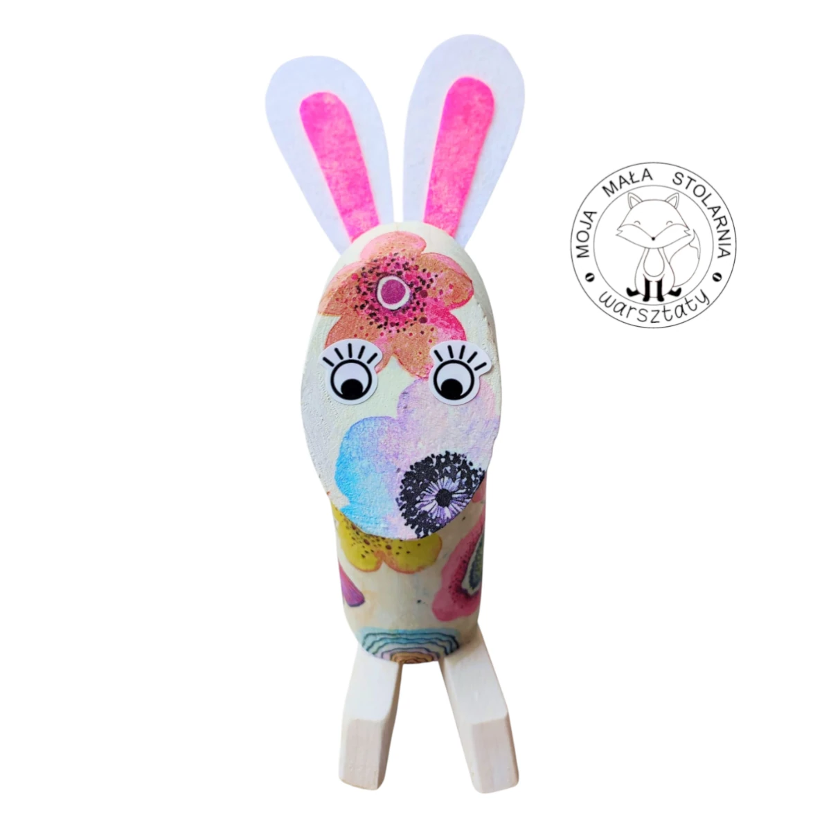 przedszkolaki wykonują wielkanocne zajączki z drewna podczas warsztatów Moja Mała Stolarnia