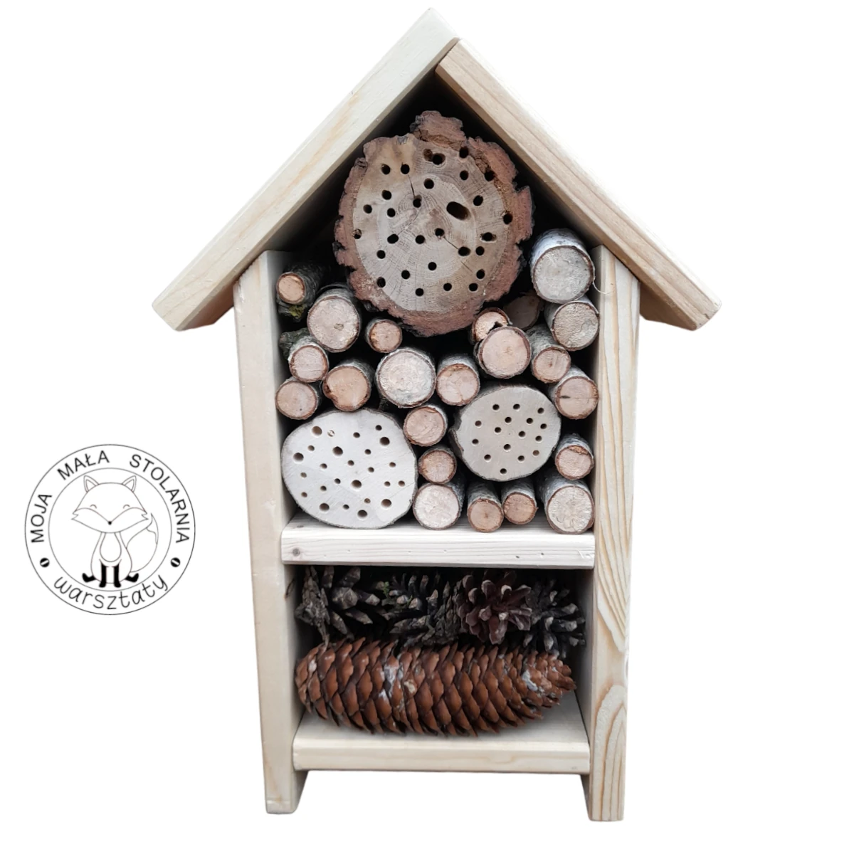 Drewniany duży hotel dla owadów i dzikich zapylaczy pszczół murarek z wypełnieniem kołki i rurki, wykonany na warsztatach Moja Mała Stolarnia