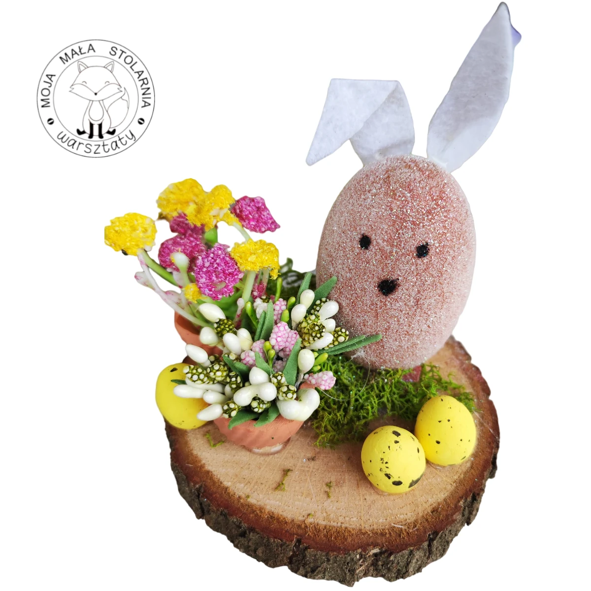 drewniany malowany zajączek na plastrze dębu w stroiku wielkanocnym wykonany podczas warsztatów Moja Mała Stolarnia Poznań