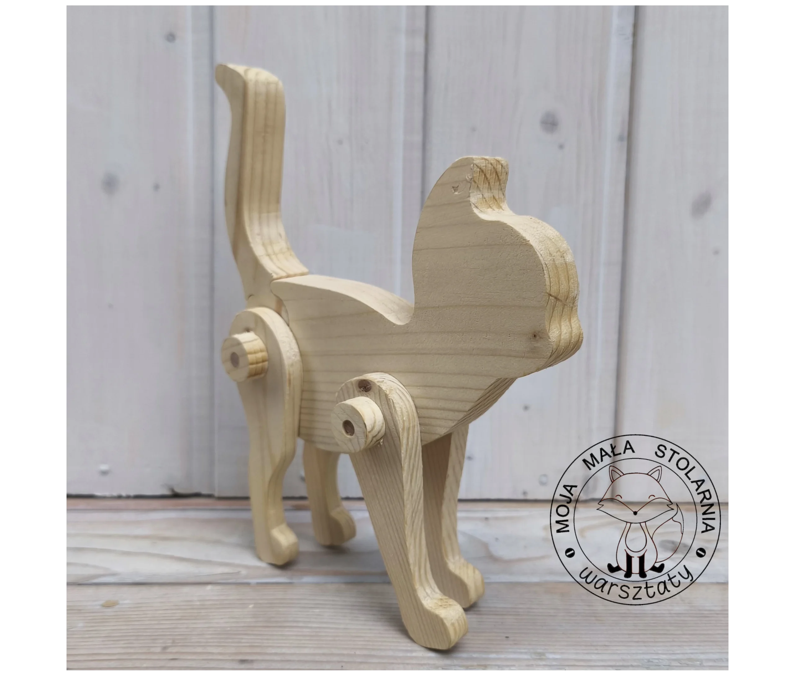 dziecko wykonuje samodzielnie drewnianego kotka z ruchomymi łapkami na warsztatach stolarskich Moja Mała Stolarnia