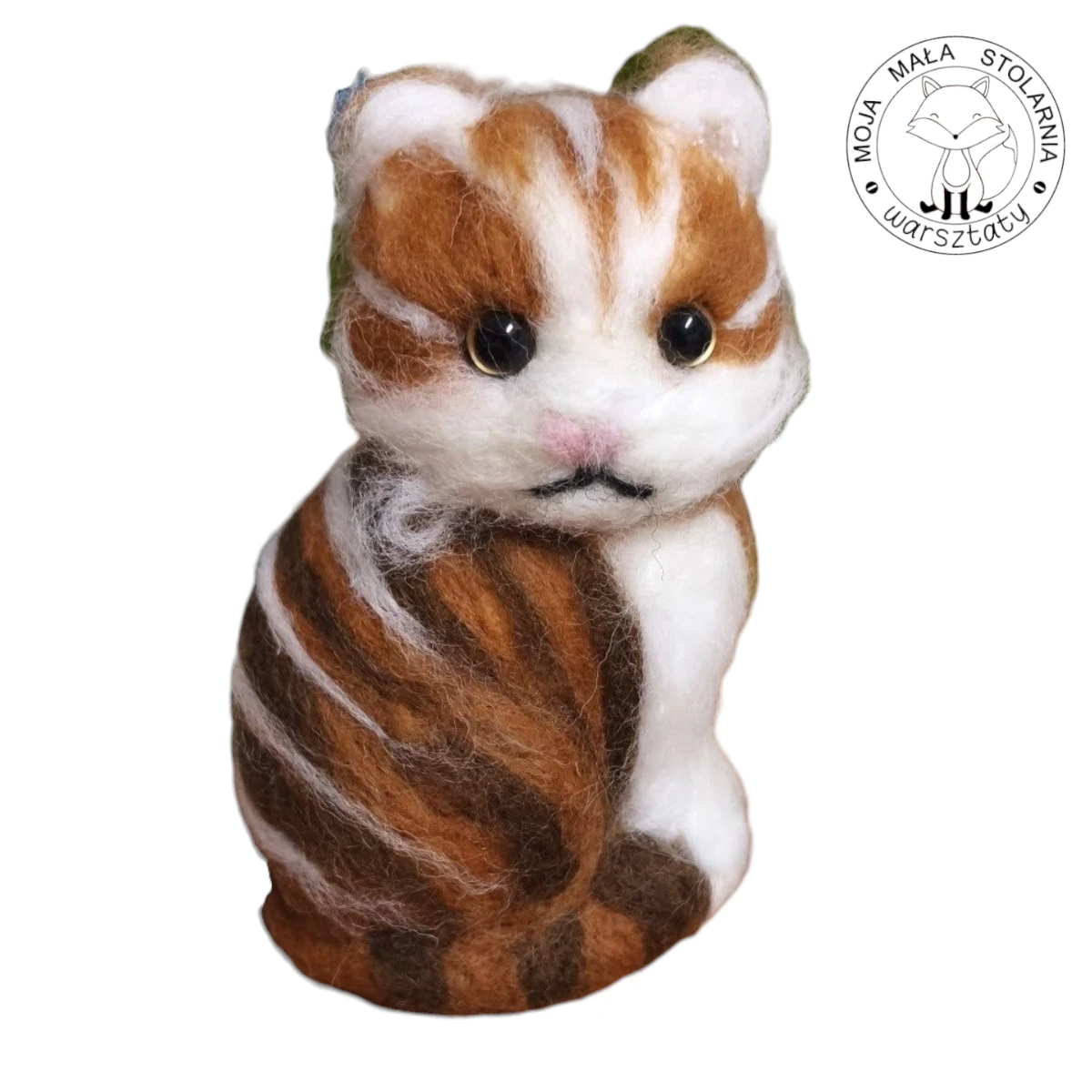 kobieta filcuje kota z wełny czesankowej