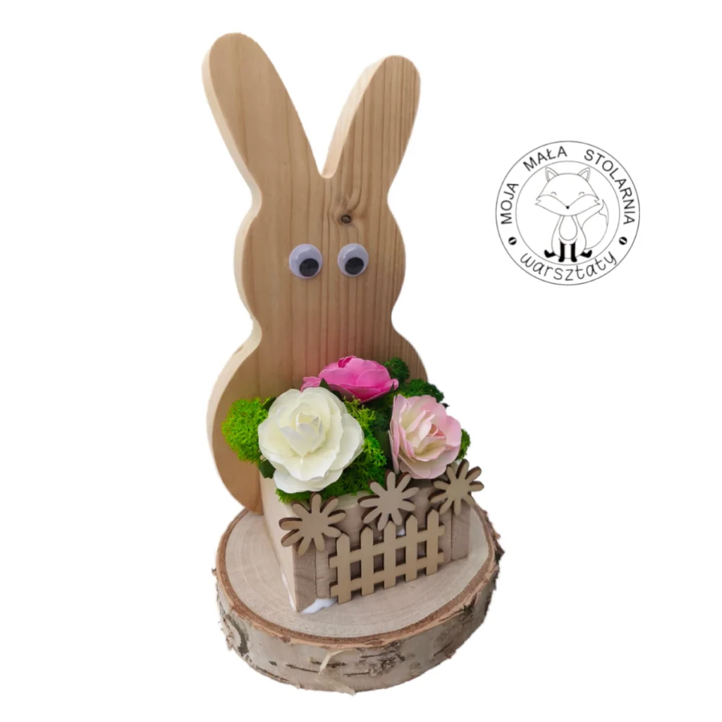 Dzieci budują zajączka z drewna, szlifują i robią florystyczny ogródek z chrobotka i kwiatów.