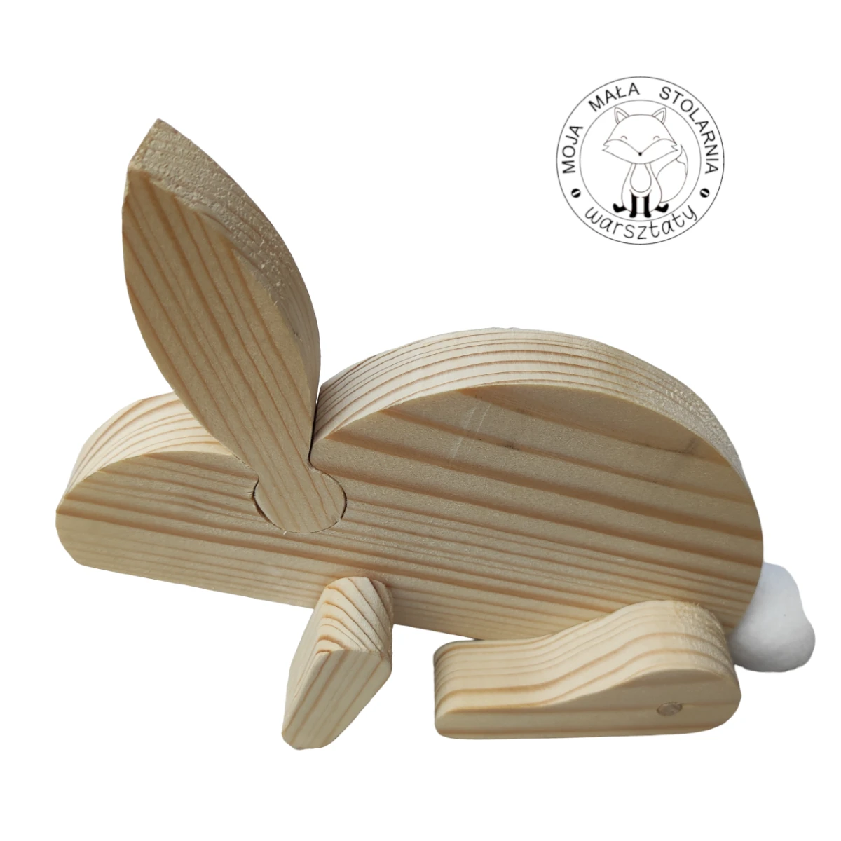 drewniany zajączek z ruchomymi łapkami i puchatym białym ogonkiem zrobiony przez dzieci na warsztatach stolarskich w szkole