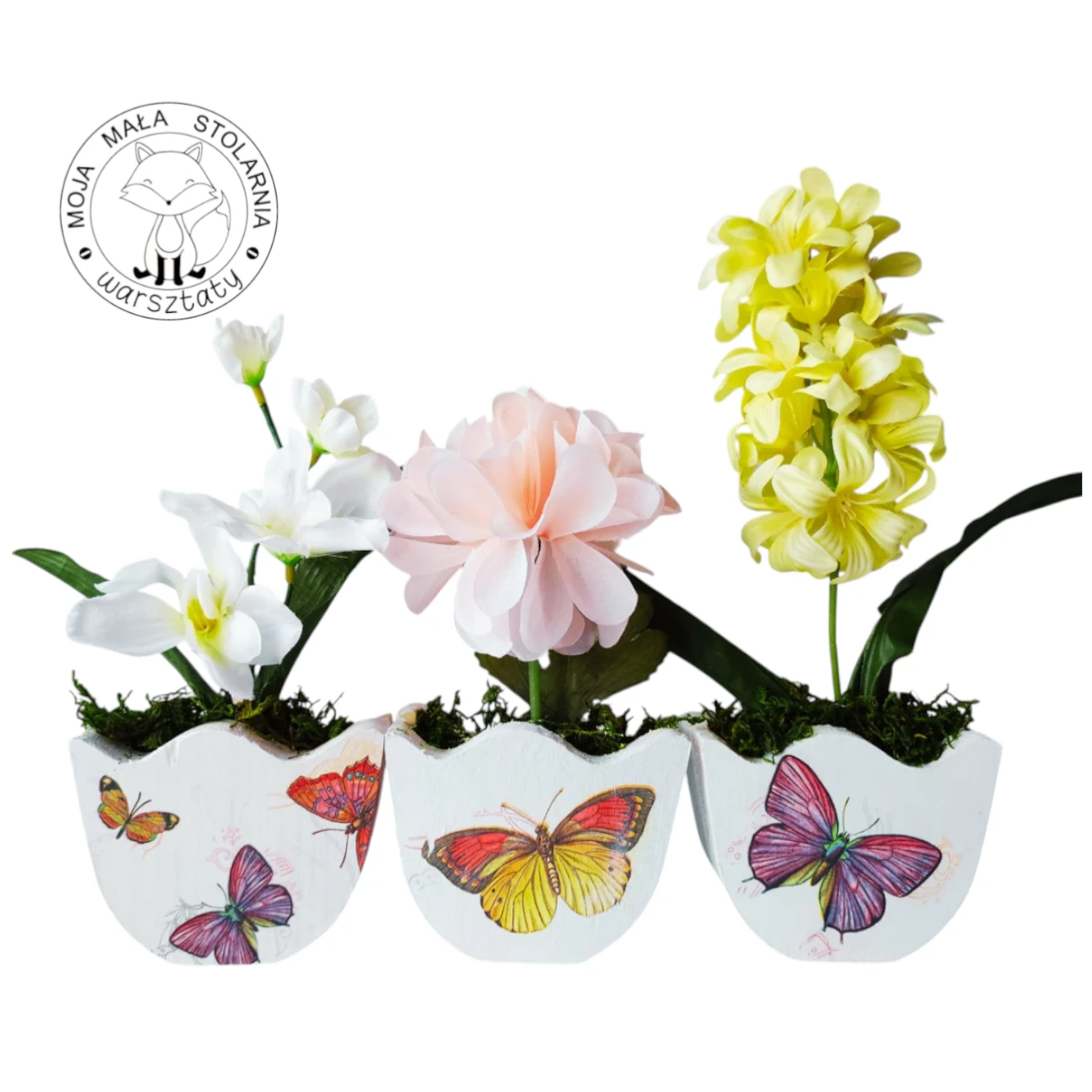 hiacynt, piwonia i krokus posadzone w drewnianej doniczce w kształcie pisanki decoupage, prace wykonały dzieci podczas warsztatów w szkole w Poznaniu.