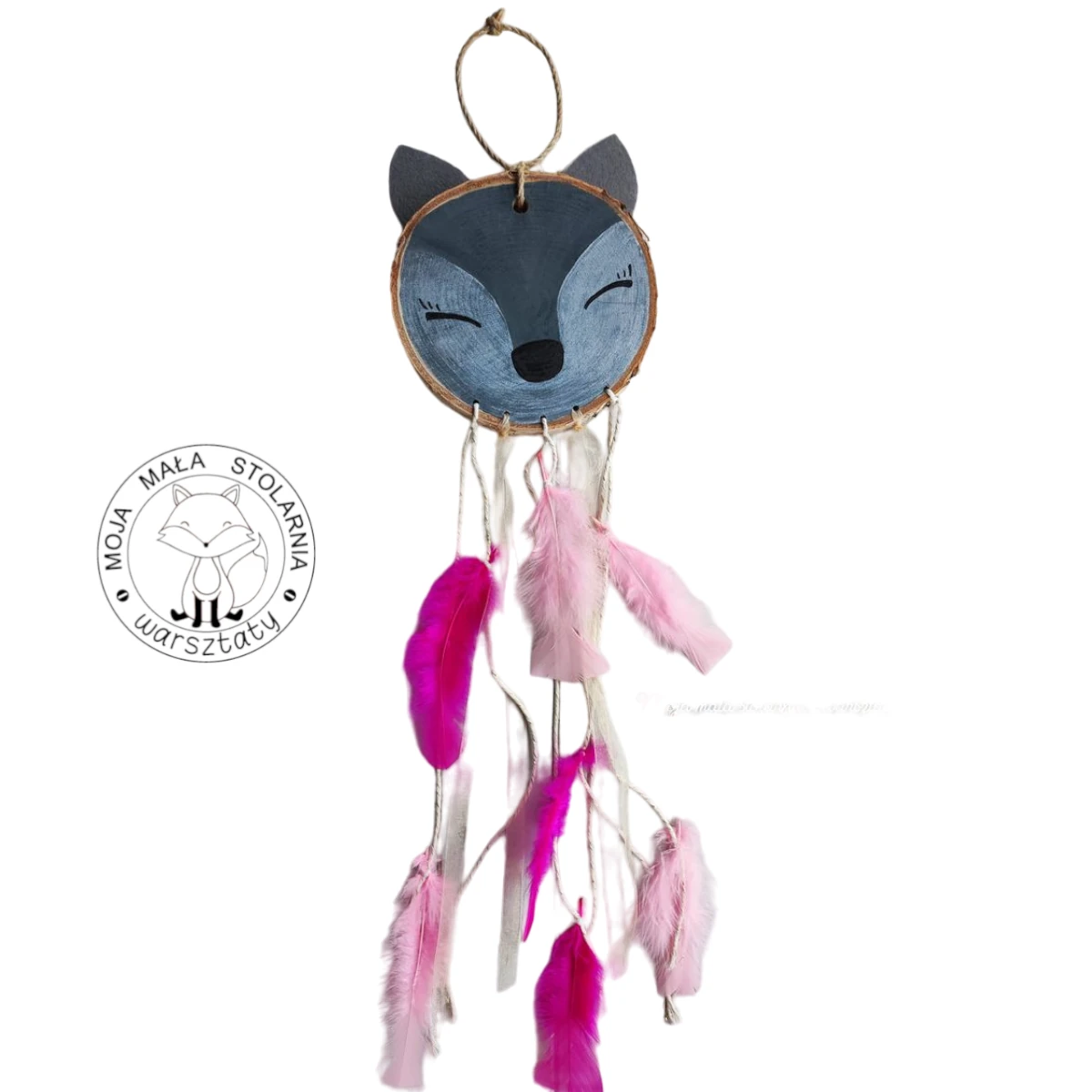 łapacz snów w kształcie szarego wilka wykonany z plastra brzozy i ozdobiony piórkami