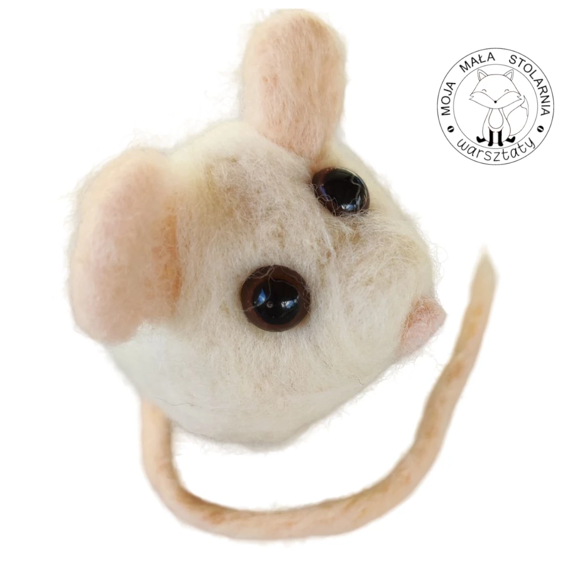 dziecko filcuje myszkę z białej wełny czesankowej