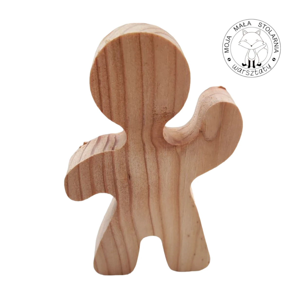 Dzieci szlifują drewniane figurki na warsztatach w przedszkolu