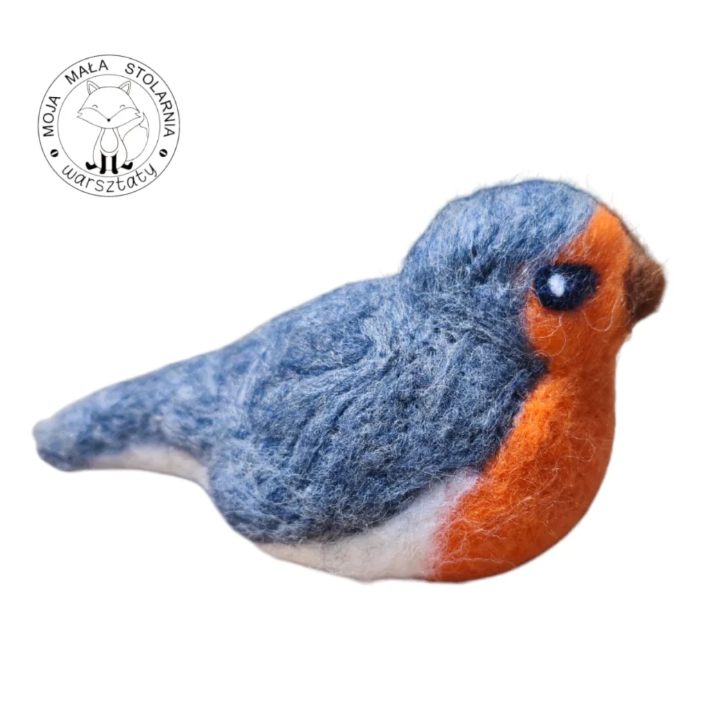 dzieci filcują ptaszki z wełny czesankowej