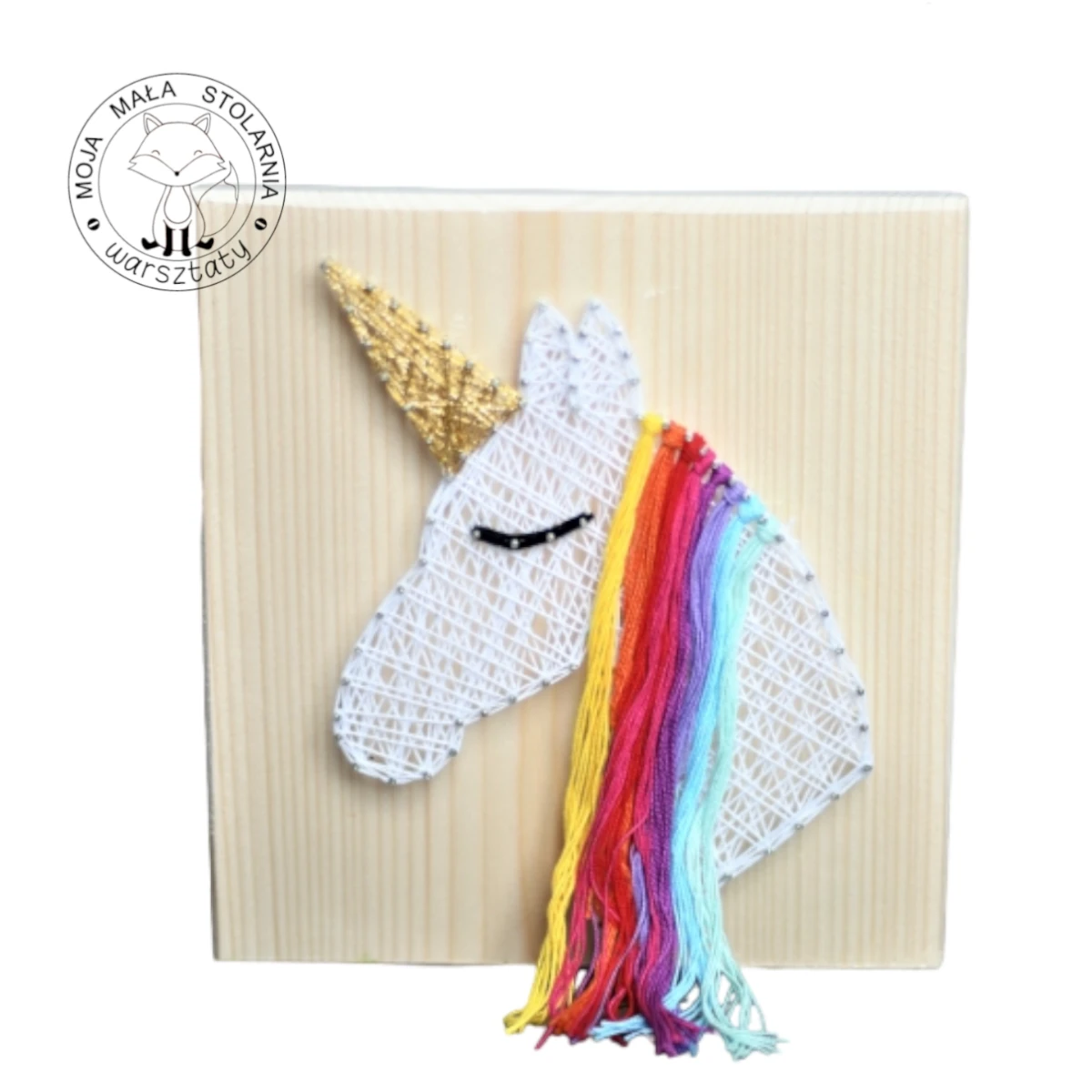 jednorożec string art na desce 20x20cm, z tęczową rozwianą grzywą i złotym rogiem, wykonany przez dzieci na warsztatach string art w Poznaniu