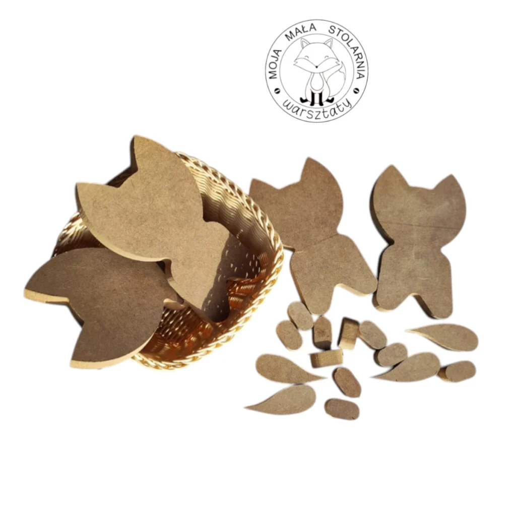 Podczas warsztatów w Poznaniu dzieci zdobią figurki z drewna w kształcie wilków, lisów i kotków.