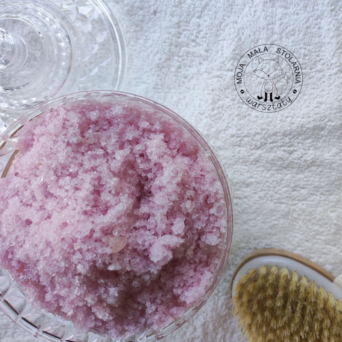 kobiety biorą udział w warsztatach robienia naturalnych soli kąpielowych, robią relaksacyjną lawendową sól w pięknym szkle.