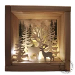 Ręcznie wykonana drewniana diorama 3D z ciepłym oświetleniem LED przedstawiająca leśną scenkę.