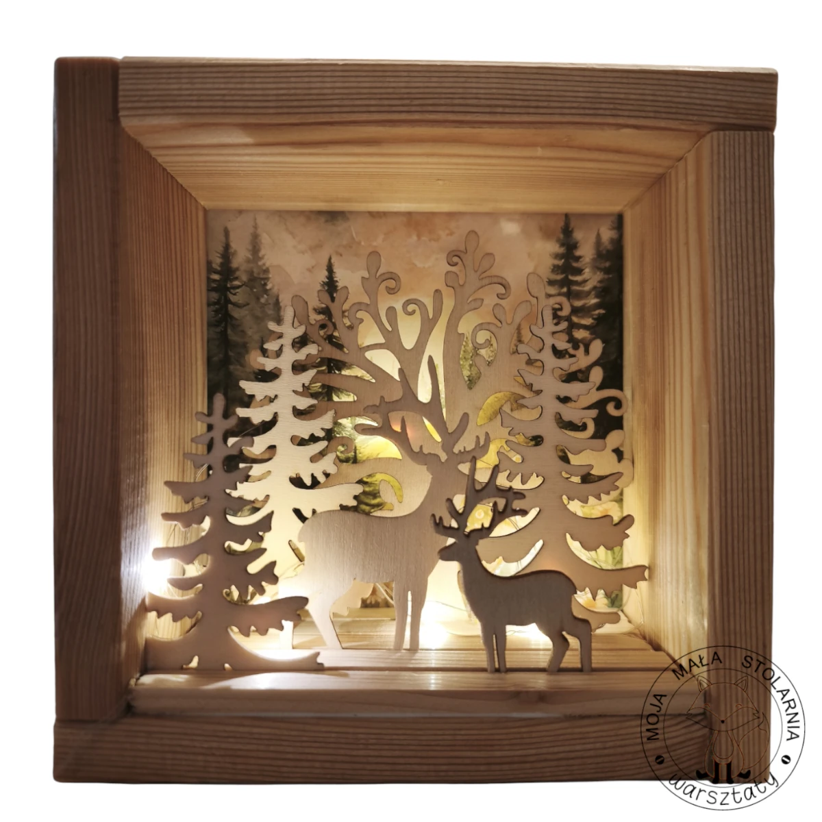 Ręcznie wykonana drewniana diorama 3D z ciepłym oświetleniem LED przedstawiająca leśną scenkę.