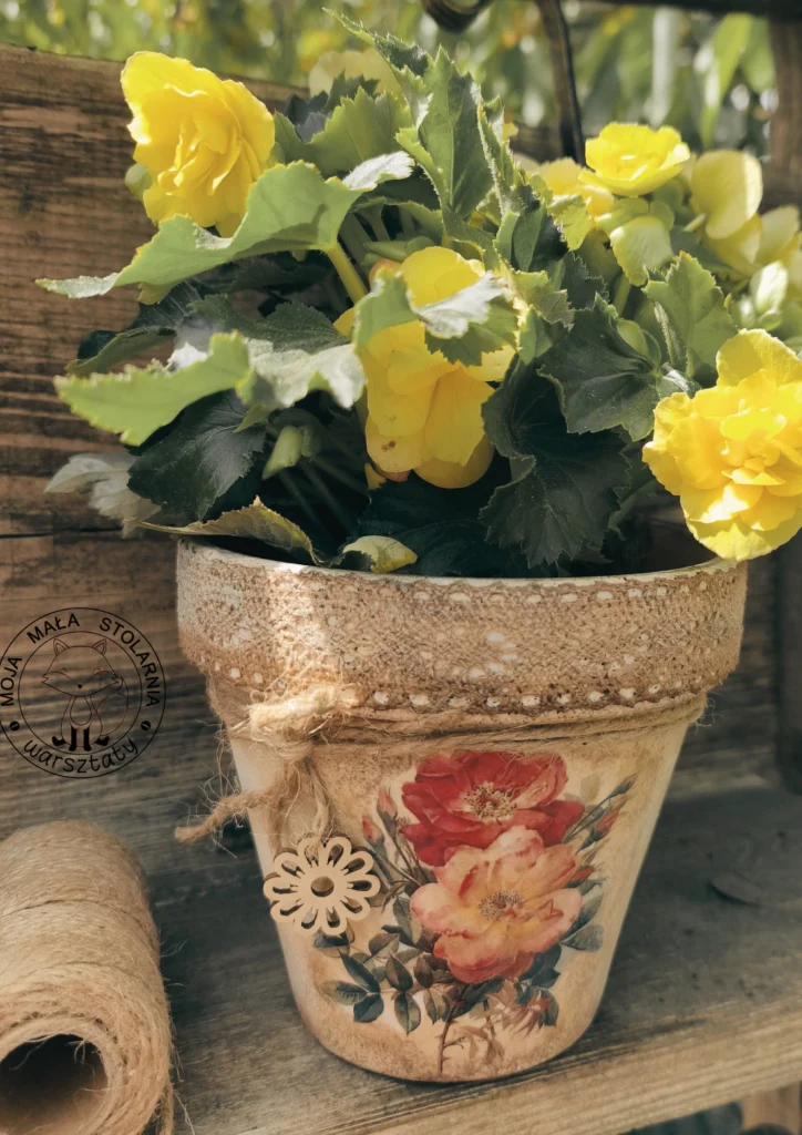Warsztaty decoupage i mixed media dla KGW i firm CSR, romantyczna donica w stylu retro z koronką